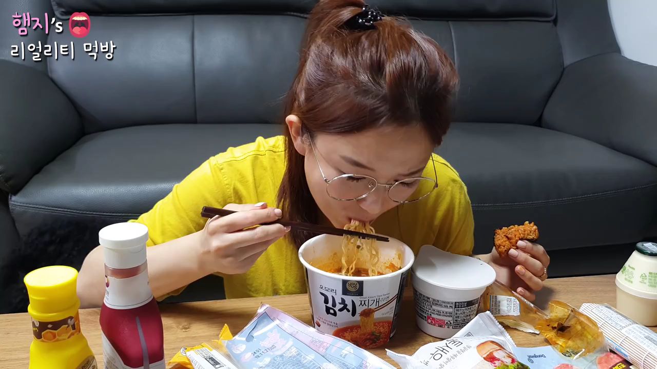 【Hamzy】韩国小姐姐真实吃播:)把家变成了便利店吃吃 便利店食物吃播!!